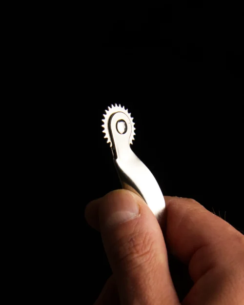 Radełko metalowe z drewnianą rączką